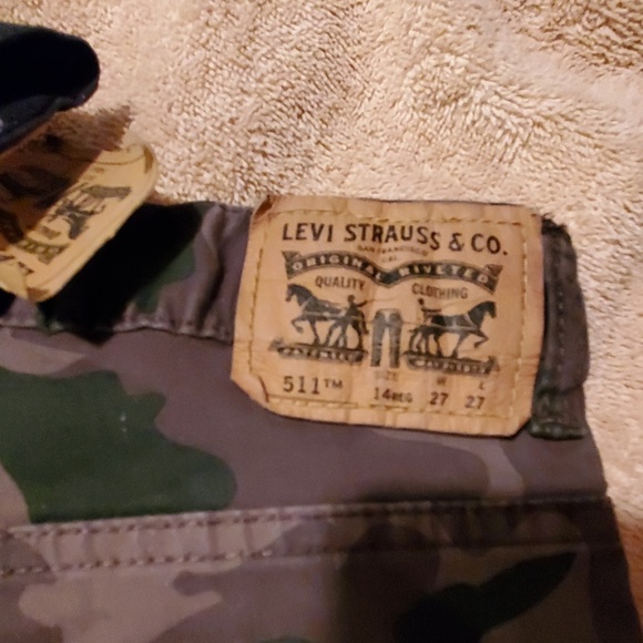 Levi's - Picture 2 of 3